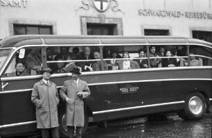 Freiburg: Werbewagen Luzern; Luzerner Gäste im Bus bei der Abfahrt