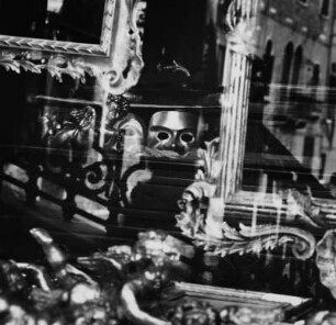 Schaufenster mit Masken und Spiegeln, Architekturspiegelung