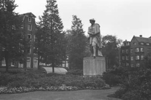 In Amsterdam : Denkmal in Parklandschaft