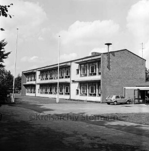 Waldstraße / Oetjendorfer Landstraße: Grund- und Hauptschule und Kindergarten: hinten rechts Pkw: links Fahnenmast: dahinter Bäume