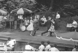 Dresden, Großer Garten?. Tanzvergnügen auf Bühne im Biergarten, 1964