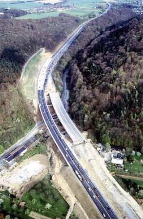 Neubau des Grünwettersbachviadukts 1990 - 1993 Fahrbahn Karlsruhe - Stuttgart vor dem Querverschub.
