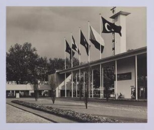 Blick in den Staatenhof (Platz der Nationen) mit Ausstellungspavillon der Türkei