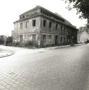 Cottbus, Thälmannplatz 43/44. Wohnhäuser (Tuchmacherhäuser, ruinös, 17. Jh.). Straßenansicht (Eckansicht)
