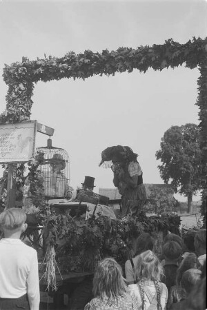 Hahnrupfen in Jänschwalde. Festumzug. : Łapanje kokota w Janšojcach. Swjedźenski ćah.