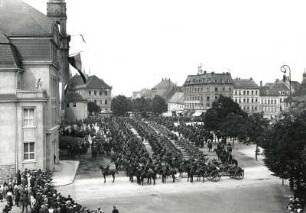 Bautzen. Parade des 3. Husarenregiments Nummer 20 der Königlich-Sächsischen Armee auf dem Kornmarkt anläßlich ihres Einzuges in die Barbarakaserne