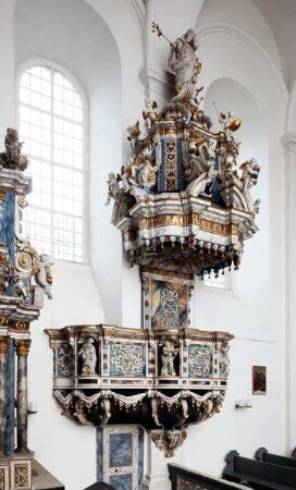 Kanzel mit Immaculata und Evangelisten