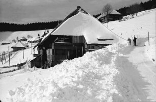 Muggenbrunn: Verschneites Schwarzwaldhaus am Weg