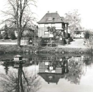 Colditz-Hohnbach, Geithainer Straße 32. Villa (um 1925). Ansicht über den Dorfteich