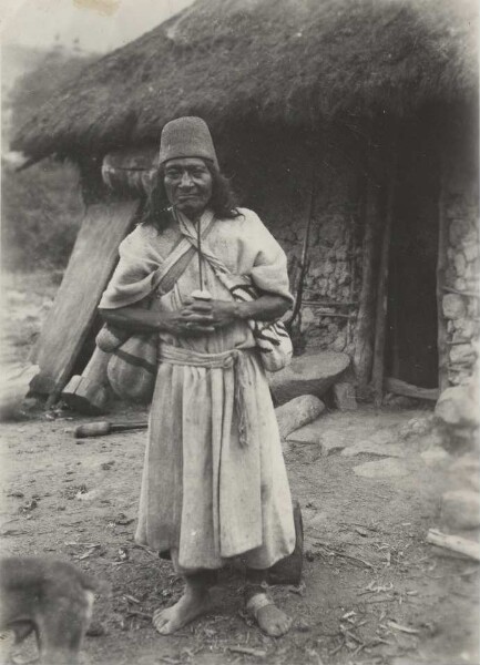 Maman en costume traditionnel avec le poporo