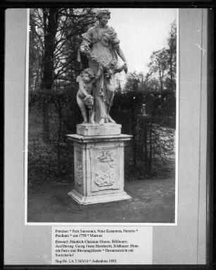 Flora mit Putto und Blumengirlande