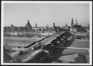 Dresden mit Augustusbrücke : Dresden-Altstadt. Blick von der Neustädter Wache (Blockhaus) über die Augustusbrücke auf die Silhouette der Dresdner Altstadt