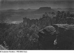 Landschaft bei Rathen (Wehlgrund), im Vordergrund die Raabersäule