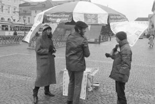 Informationskampagne mit Unterschriftenaktion der Verbraucherberatung Karlsruhe zum giftigen Schwermetall Cadmium