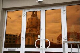 Dresden-Altstadt. Kleine Kirchgasse. Spiegelung der Frauenkirche in einer Glastür