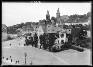 Hohenstein-Ernstthal. Wohn- und Geschäftshäuser am Altmarkt mit Rathaus