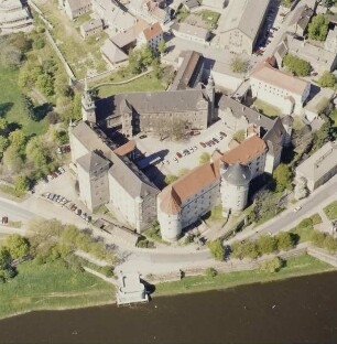 Torgau. Schloß Hartenfels (Bezeichnung erstmals 1548). Blick über die Elbe. Luftbild-Schrägaufnahme von Osten