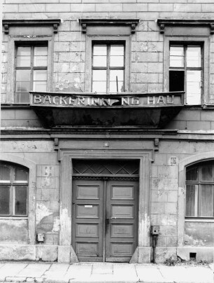 Görlitz-Altstadt, Bäckerstraße 6. Wohnhaus (Bäckerinnungshaus, 1838-1839). Portal und Fenster (1. Obergeschoß)