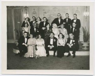 Josef von Sternberg (hinten Mitte), Marlene Dietrich (davor) mit Jean Harlow (rechts daneben), Eward G. Robinson (1. Reihe Mitte) und Dolores del Rio (rechts daneben), Los Angeles, 1934) (Archivtitel)