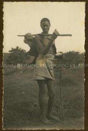Afrikanischer Mann aus dem Landesinneren (Mschensi) mit Stockbündel