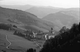 Münstertal: St. Trudpert; Blick von oben ins Obermünstertal mit St. Trudpert