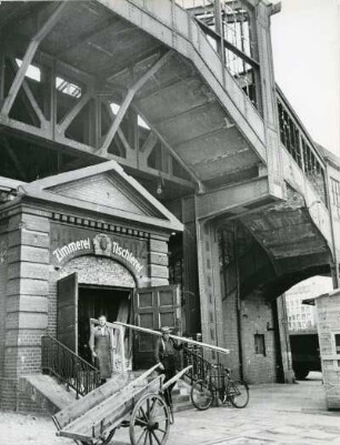 Hamburg-Hammerbrook. Räumlichkeiten für kleine Gewerbe- und Handwerksbetriebe waren nach den Zerstörungen knapp. In der ehemaligen U-Bahn-Station Spaldingstraße hat eine Tischlerei ihre Werkstatt eingerichtet