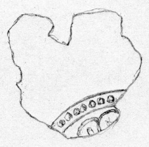 Fragment aus dünnem Blech. Von der Verzierung ist erhalten das Stück einer Rosette mit umgebendem Punktkreis.