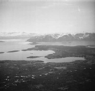 Luftbildaufnahme der Küstenlandschaft : Landschaft am Fuß eines Felsmassivs an der norwegischen Küste.