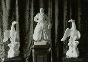 Statue Kurfürst Friedrich Augusts II. als König von Polen August III. (Kirchner), Kopf von Kändler; links und rechts zwei Adler von Kändler