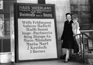 Berlin: Maria Mart (Tänzerin) vor Plakat; mit Nicki