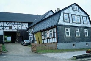 Bauernhof, hinten Scheune