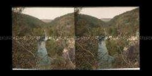 Blick vmtl. auf ein Seitental der Donau mit Flußlauf