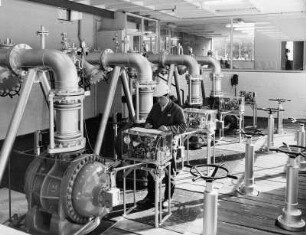 Alvesen 1967 : Alvesen. Erdgasübergabestation der HGW (Hamburger Gaswerke). Ein Arbeiter trägt Masswerte ein.