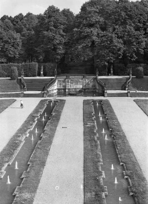 Großsedlitz. Unteres Orangerieparterre und "Stille Musik" : Heidenau-Großsedlitz. Barockgarten (1719/1727; J. C. Knöffel, M. D. Pöppelmann, Z. Longuelune), Untere Orangerie. Blick über das untere Orangerieparterre mit Wasserkunst zur Treppenanlage "Stille Musik" (um 1730; M. D. Pöppelmann)
