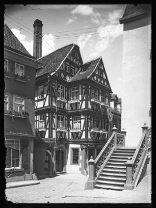 Rathausgasse, Haus der vier Gekrönten und Treppenaufgang zum alten Rathaus