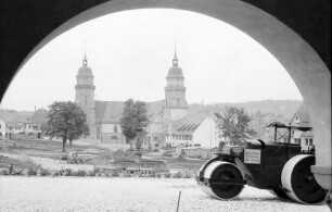 Freudenstadt: Stadtkirche durch Bogen (Vordergrund Walze)