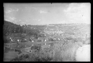 Blick auf Teil der alten Mainbrücke, Mainufer, Schloßberg und Wartberg
