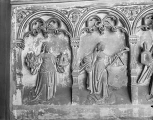 Gotischer Kamin — Weibliche Figuren