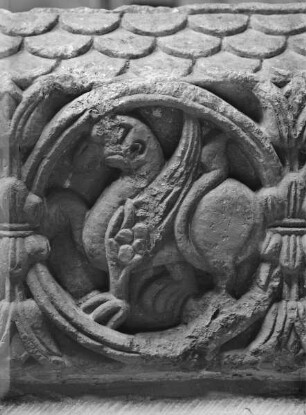 Rechte Schmalseite des Altars, 2. Feld von rechts: Greif