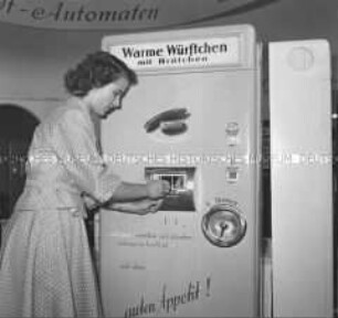 Würstchen-Automat auf der Industrie-Ausstellung in Berlin