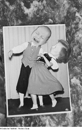 Fotomontage mit Frauen- und Babykopf und Volkskunsttänzern
