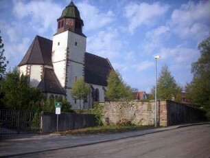 Ansicht von Nordosten aus dem Ort