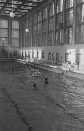 Schwimmhalle des Stadtbads Mitte in der Gartenstraße 5 : Blick auf Badende im Schwimmbecken