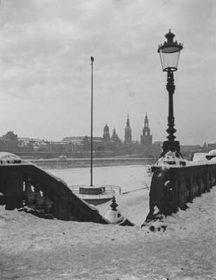 Dresden. Blick von der Neustädter Seite über die Elbe auf die Altstadt. Winteraufnahme