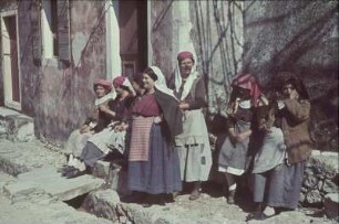 Reisefotos. Gruppe einheimischer Frauen vor einem Wohnhaus (vielleicht im Mittelmeerraum)