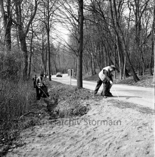 Bundesstraße 75: Straßenwärter sammeln Müll aus den Straßengräben