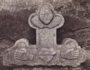 bei Landau, Friedhofmauer. Grabkreuz 1748
