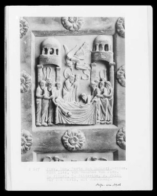 Tür der Porta di San Ranieri / Bronzetür mit Szenen zum neuen Testament — rechter Türflügel — fünfte Bildreihe, rechtes Feld: Der Tod Mariä