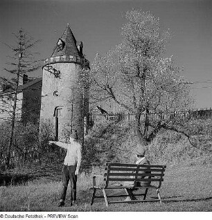 Gebäude und Rundturm in Altefähr, Rügen oder Pulverturm in Altenburg