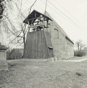 Groß Oßnig, Glockenstuhl : Neuhausen/Spree-Groß Oßnig. Dorfkirche (1401/1450, 1720) mit hölzernem Glockenstuhl